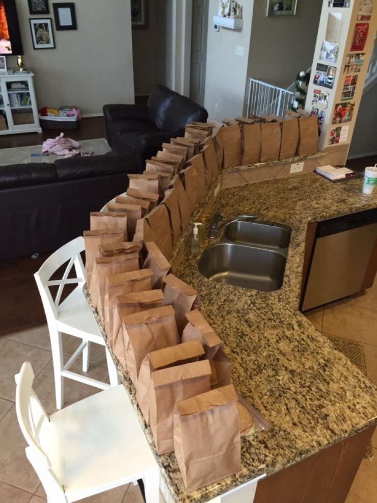 Illustration de l'article : Quand j'ai compris pourquoi cet enfant pr&eacute;parait cette trentaine de sacs &agrave; repas, j'en ai eu les larmes aux yeux !