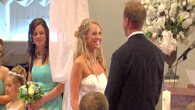 Illustration de l'article : Cette mari&eacute;e, paralys&eacute;e de la taille aux pieds, r&eacute;alise son r&ecirc;ve le jour de son mariage ! Emouvant !