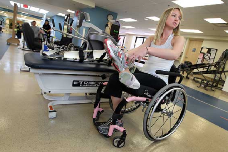 Illustration de l'article : Cette mari&eacute;e, paralys&eacute;e de la taille aux pieds, r&eacute;alise son r&ecirc;ve le jour de son mariage ! Emouvant !