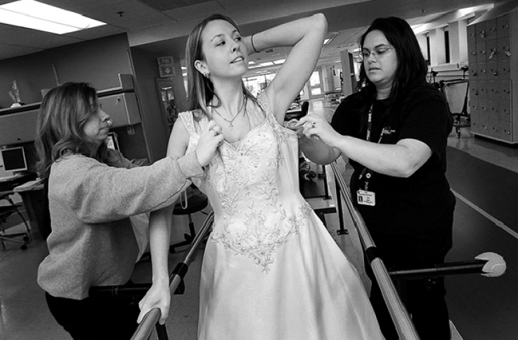 Illustration de l'article : Cette mari&eacute;e, paralys&eacute;e de la taille aux pieds, r&eacute;alise son r&ecirc;ve le jour de son mariage ! Emouvant !