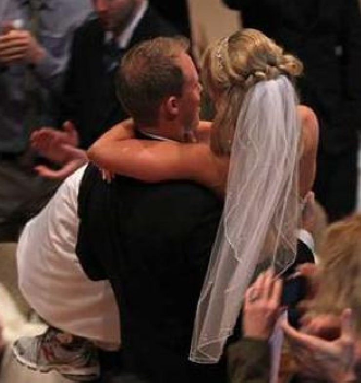 Illustration de l'article : Cette mari&eacute;e, paralys&eacute;e de la taille aux pieds, r&eacute;alise son r&ecirc;ve le jour de son mariage ! Emouvant !