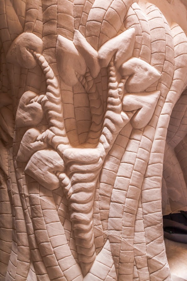 Illustration de l'article : Cet artiste, Ra Paulette, a pass&eacute; plus de 10 ans dans une grotte avec son chien ! Regardez ce qu&rsquo;ils ont fait !