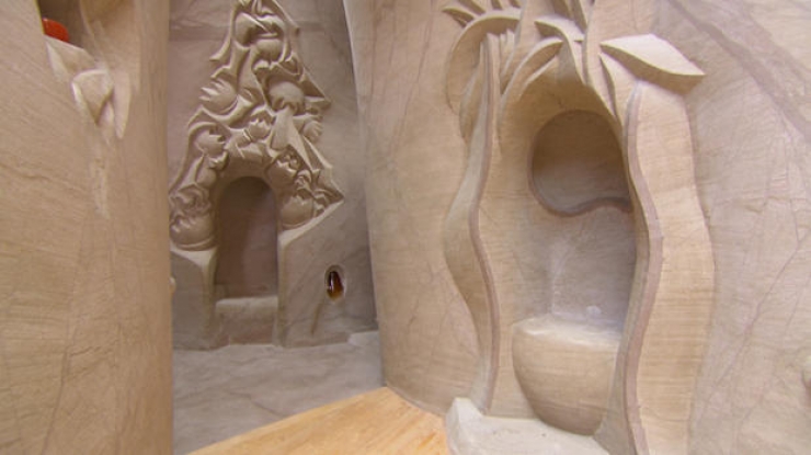 Illustration de l'article : Cet artiste, Ra Paulette, a pass&eacute; plus de 10 ans dans une grotte avec son chien ! Regardez ce qu&rsquo;ils ont fait !