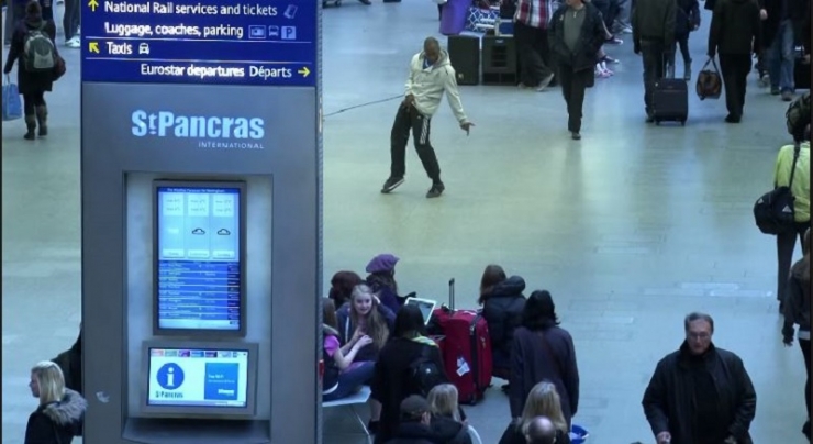 Illustration de l'article : Alors que les voyageurs attendaient leur avion, cet homme va faire quelque chose d'incroyable!