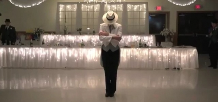 Illustration de l'article : Voyez comment ces mari&eacute;s et leurs t&eacute;moins surprennent leurs invit&eacute;s lors de l&rsquo;ouverture de bal !