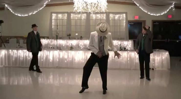 Illustration de l'article : Voyez comment ces mari&eacute;s et leurs t&eacute;moins surprennent leurs invit&eacute;s lors de l&rsquo;ouverture de bal !