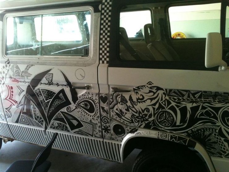 Illustration de l'article : Il a invit&eacute; de parfaits &eacute;trangers &agrave; dessiner sur son van. Le r&eacute;sultat va vous &eacute;tonner