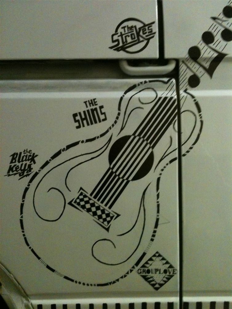 Illustration de l'article : Il a invit&eacute; de parfaits &eacute;trangers &agrave; dessiner sur son van. Le r&eacute;sultat va vous &eacute;tonner