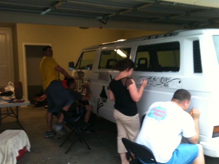 Illustration de l'article : Il a invit&eacute; de parfaits &eacute;trangers &agrave; dessiner sur son van. Le r&eacute;sultat va vous &eacute;tonner