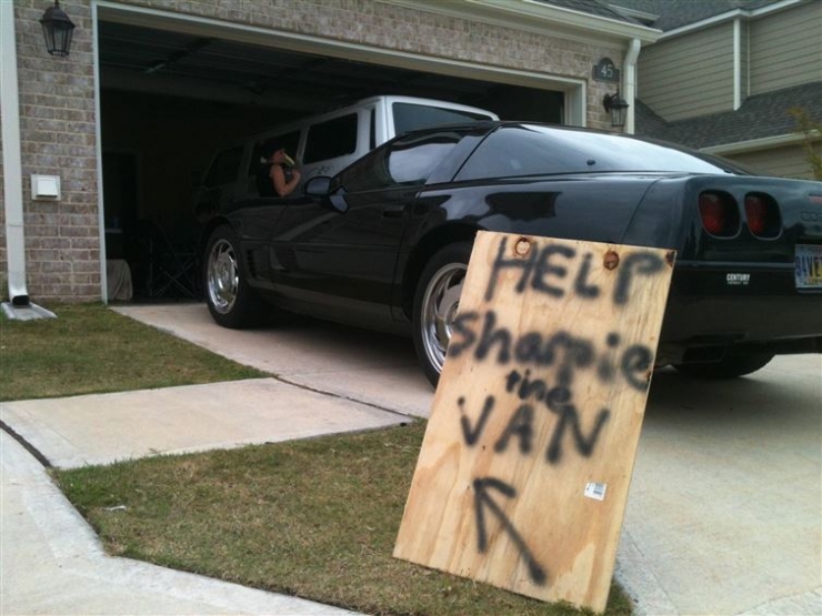 Illustration de l'article : Il a invit&eacute; de parfaits &eacute;trangers &agrave; dessiner sur son van. Le r&eacute;sultat va vous &eacute;tonner