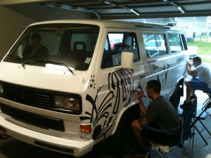 Illustration de l'article : Il a invit&eacute; de parfaits &eacute;trangers &agrave; dessiner sur son van. Le r&eacute;sultat va vous &eacute;tonner