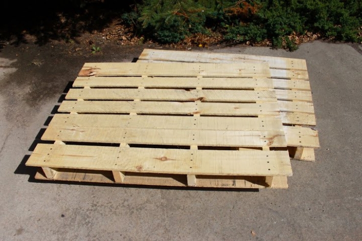 Illustration de l'article : La Magie des palettes: Voici une bonne astuce pour recycler les votres et en fabriquer un magnifique bac de rangement pour chaussures!