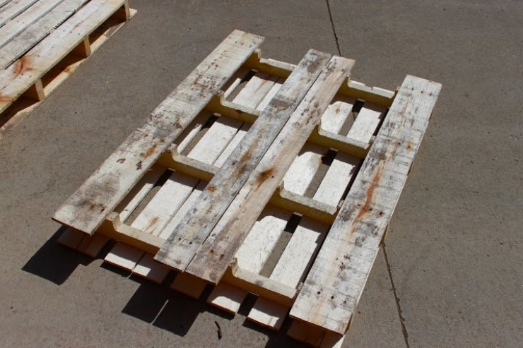 Illustration de l'article : La Magie des palettes: Voici une bonne astuce pour recycler les votres et en fabriquer un magnifique bac de rangement pour chaussures!