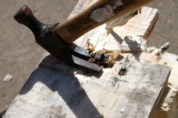 Illustration de l'article : La Magie des palettes: Voici une bonne astuce pour recycler les votres et en fabriquer un magnifique bac de rangement pour chaussures!