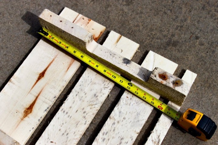 Illustration de l'article : La Magie des palettes: Voici une bonne astuce pour recycler les votres et en fabriquer un magnifique bac de rangement pour chaussures!