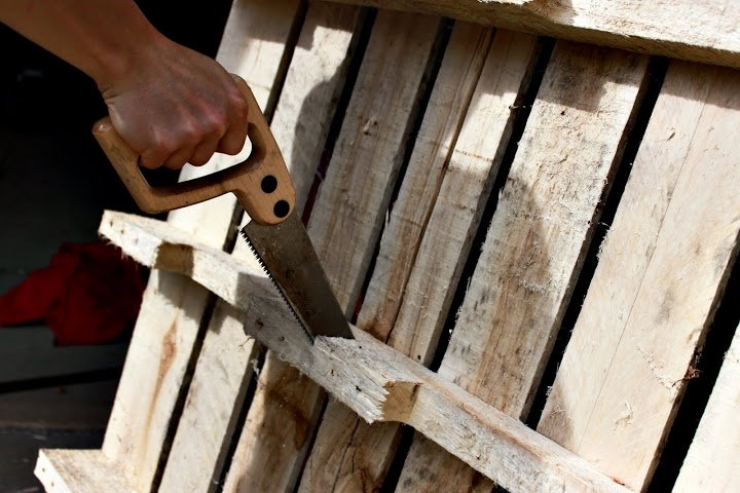 Illustration de l'article : La Magie des palettes: Voici une bonne astuce pour recycler les votres et en fabriquer un magnifique bac de rangement pour chaussures!