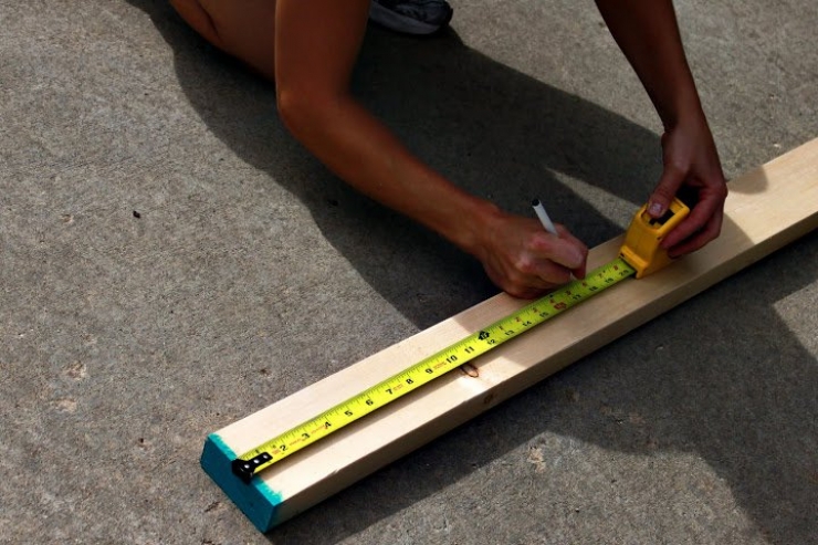 Illustration de l'article : La Magie des palettes: Voici une bonne astuce pour recycler les votres et en fabriquer un magnifique bac de rangement pour chaussures!