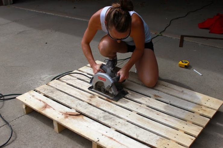 Illustration de l'article : La Magie des palettes: Voici une bonne astuce pour recycler les votres et en fabriquer un magnifique bac de rangement pour chaussures!