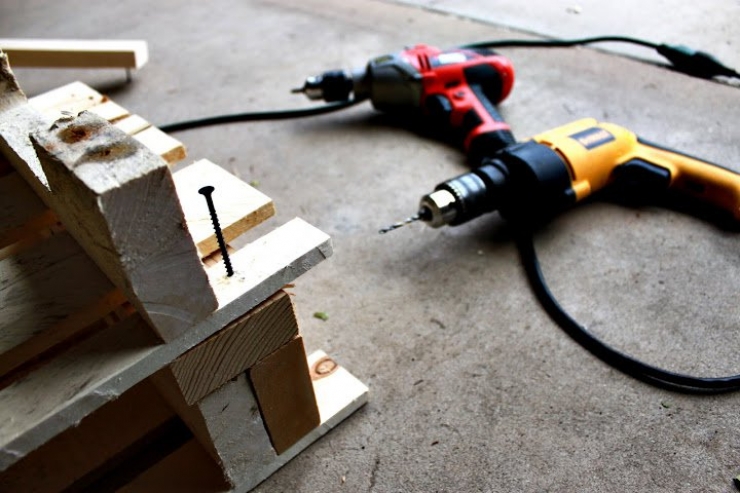 Illustration de l'article : La Magie des palettes: Voici une bonne astuce pour recycler les votres et en fabriquer un magnifique bac de rangement pour chaussures!