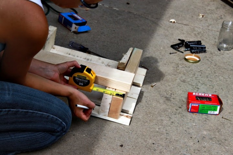 Illustration de l'article : La Magie des palettes: Voici une bonne astuce pour recycler les votres et en fabriquer un magnifique bac de rangement pour chaussures!