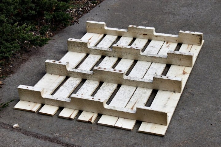 Illustration de l'article : La Magie des palettes: Voici une bonne astuce pour recycler les votres et en fabriquer un magnifique bac de rangement pour chaussures!