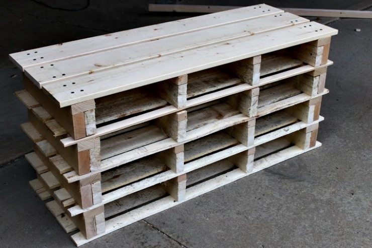 Illustration de l'article : La Magie des palettes: Voici une bonne astuce pour recycler les votres et en fabriquer un magnifique bac de rangement pour chaussures!