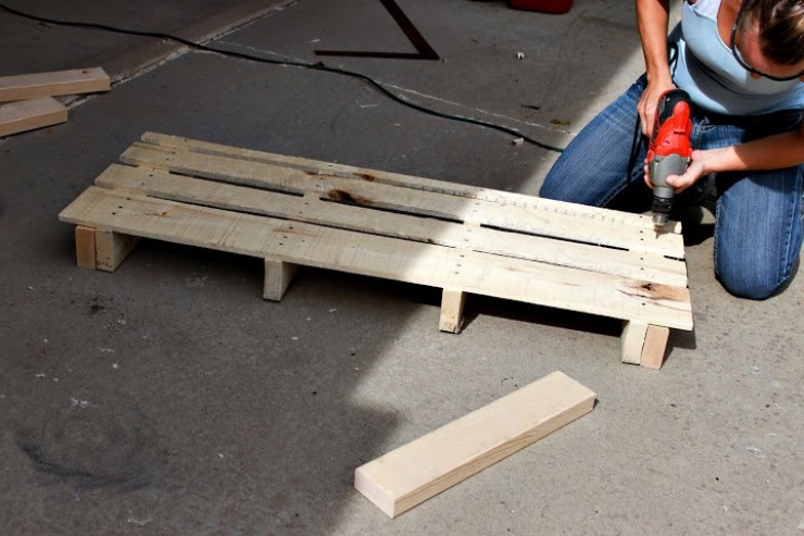 Illustration de l'article : La Magie des palettes: Voici une bonne astuce pour recycler les votres et en fabriquer un magnifique bac de rangement pour chaussures!