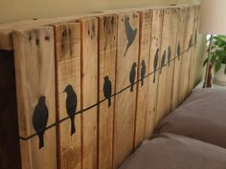 Illustration de l'article : Vous n'avez pas fini d'en entendre parler! Voici 39 réalisations murales à créer à partir de palettes!