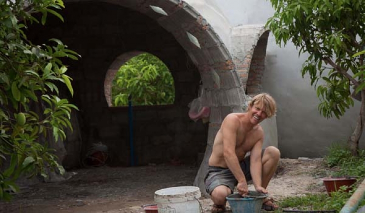 Illustration de l'article : Il a commenc&eacute; avec presque rien pourtant ce qu'il a b&acirc;ti en 6 semaines est incroyable!