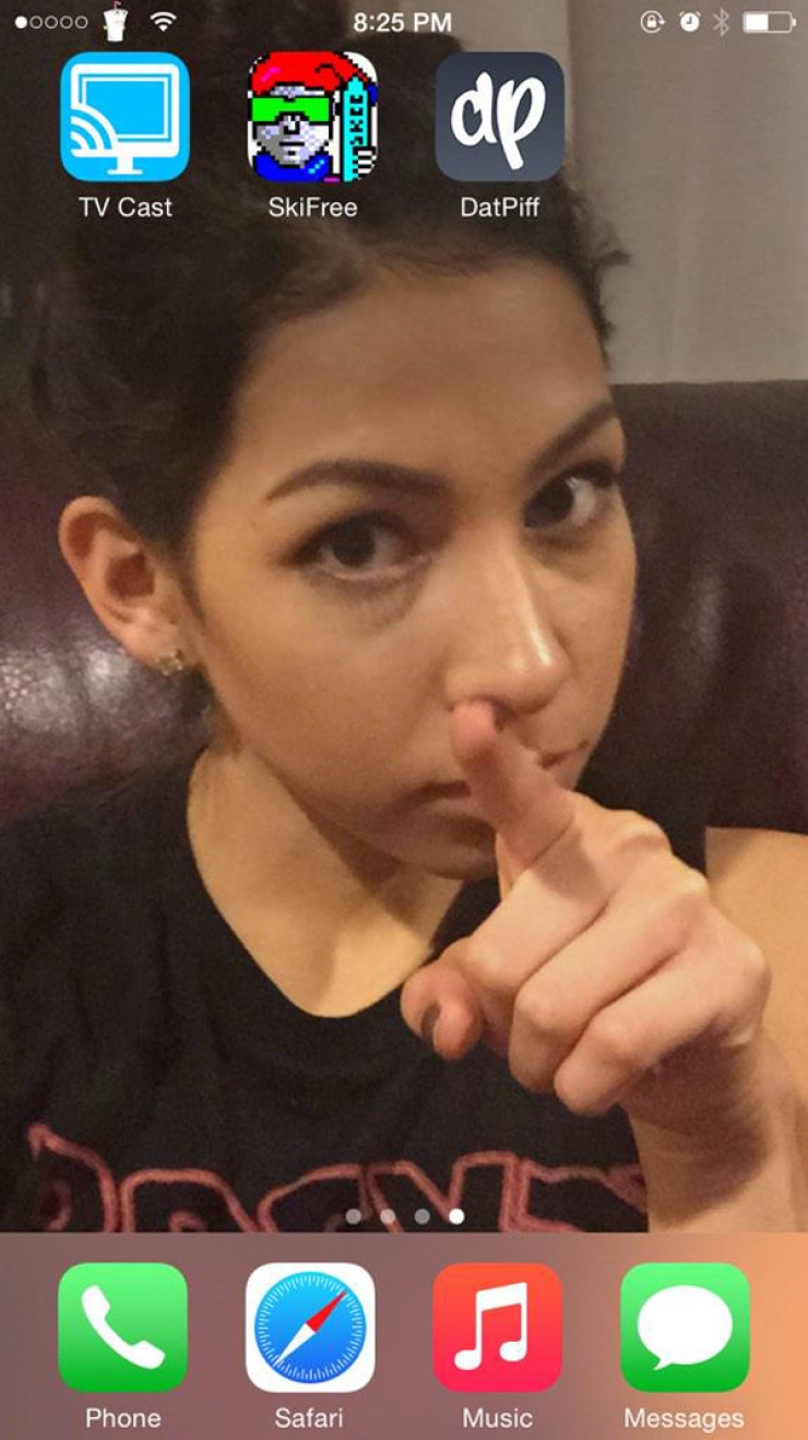 Illustration de l'article : Elle change le fond d'&eacute;cran de l'Iphone de son mec alors qu'il sort en soir&eacute;e...L'id&eacute;e est g&eacute;niale!