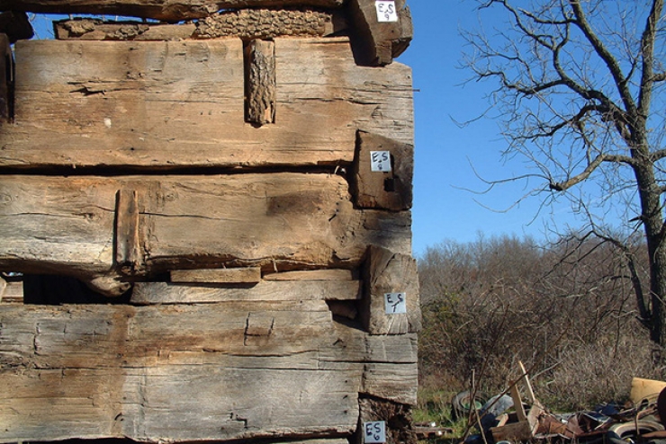 Illustration de l'article : Un retrait&eacute; passe 10 ans &agrave; r&eacute;nover un vieux chalet des ann&eacute;es 1800, le r&eacute;sultat est stup&eacute;fiant! 