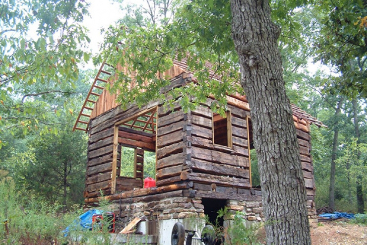 Illustration de l'article : Un retrait&eacute; passe 10 ans &agrave; r&eacute;nover un vieux chalet des ann&eacute;es 1800, le r&eacute;sultat est stup&eacute;fiant! 