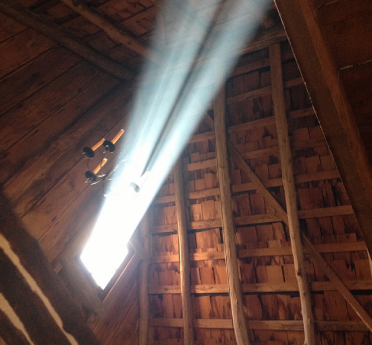 Illustration de l'article : Un retrait&eacute; passe 10 ans &agrave; r&eacute;nover un vieux chalet des ann&eacute;es 1800, le r&eacute;sultat est stup&eacute;fiant! 