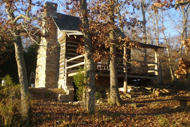 Illustration de l'article : Un retrait&eacute; passe 10 ans &agrave; r&eacute;nover un vieux chalet des ann&eacute;es 1800, le r&eacute;sultat est stup&eacute;fiant! 