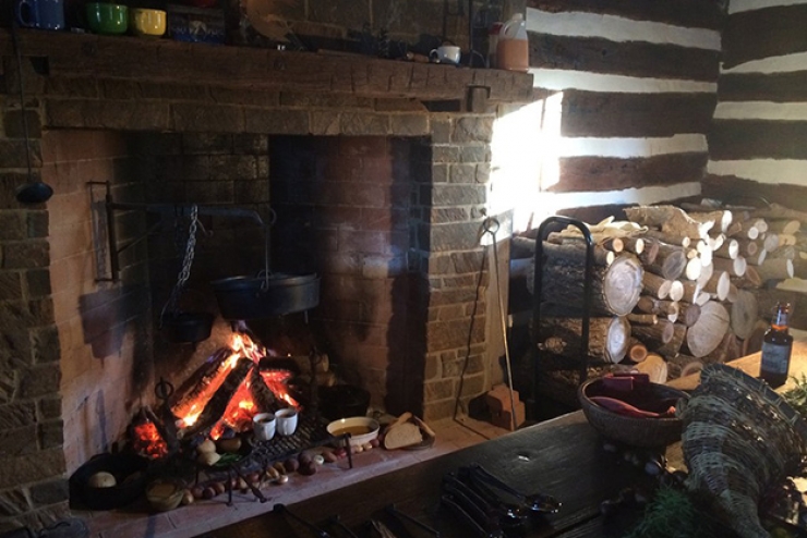 Illustration de l'article : Un retrait&eacute; passe 10 ans &agrave; r&eacute;nover un vieux chalet des ann&eacute;es 1800, le r&eacute;sultat est stup&eacute;fiant! 