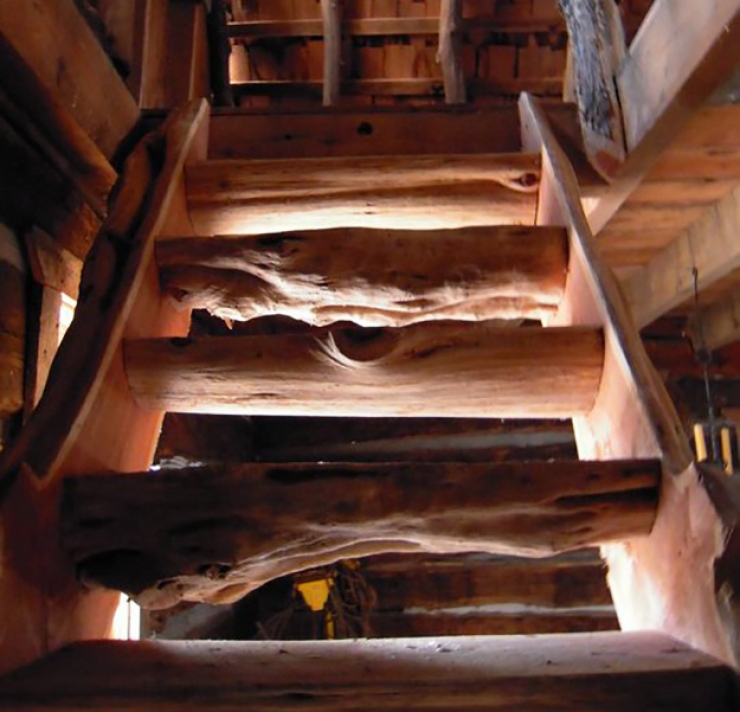 Illustration de l'article : Un retrait&eacute; passe 10 ans &agrave; r&eacute;nover un vieux chalet des ann&eacute;es 1800, le r&eacute;sultat est stup&eacute;fiant! 