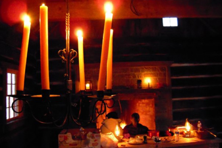 Illustration de l'article : Un retrait&eacute; passe 10 ans &agrave; r&eacute;nover un vieux chalet des ann&eacute;es 1800, le r&eacute;sultat est stup&eacute;fiant! 