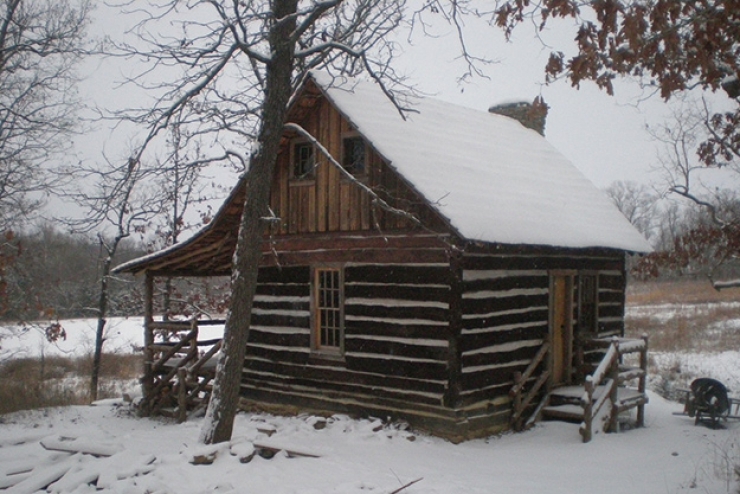Illustration de l'article : Un retrait&eacute; passe 10 ans &agrave; r&eacute;nover un vieux chalet des ann&eacute;es 1800, le r&eacute;sultat est stup&eacute;fiant! 