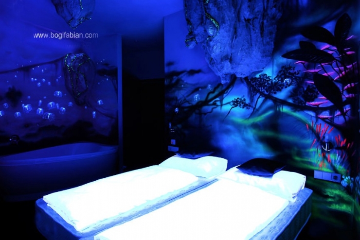 Illustration de l'article : Cette pi&egrave;ce parait banale pourtant lorsqu'on &eacute;teint la lumi&egrave;re, c'est un tout autre monde!