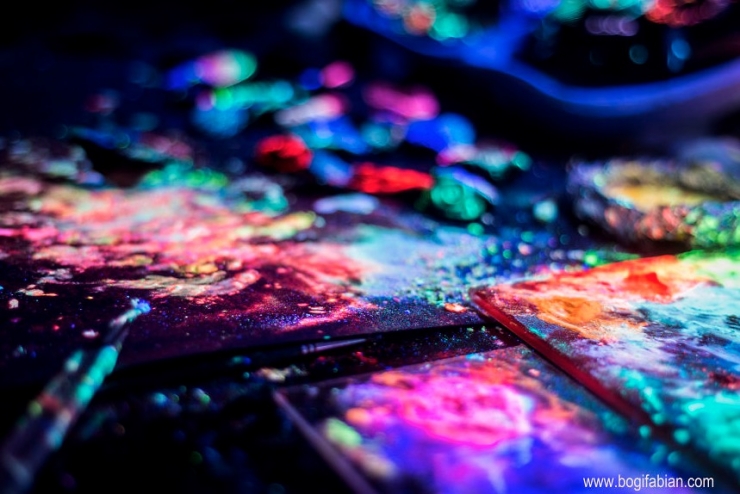 Illustration de l'article : Cette pi&egrave;ce parait banale pourtant lorsqu'on &eacute;teint la lumi&egrave;re, c'est un tout autre monde!