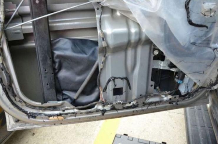 Illustration de l'article : Alors qu'il voulait r&eacute;parer la vitre, il a fait une surprenante d&eacute;couverte dans la porti&egrave;re!