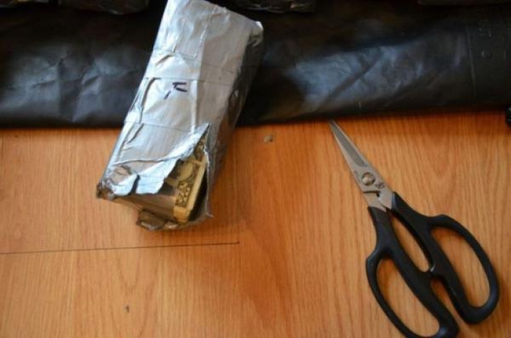 Illustration de l'article : Alors qu'il voulait r&eacute;parer la vitre, il a fait une surprenante d&eacute;couverte dans la porti&egrave;re!