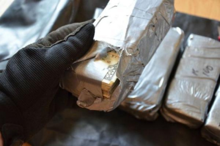 Illustration de l'article : Alors qu'il voulait r&eacute;parer la vitre, il a fait une surprenante d&eacute;couverte dans la porti&egrave;re!