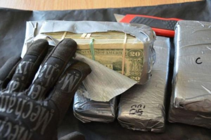 Illustration de l'article : Alors qu'il voulait r&eacute;parer la vitre, il a fait une surprenante d&eacute;couverte dans la porti&egrave;re!