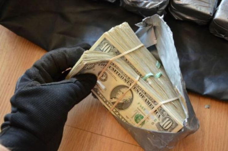 Illustration de l'article : Alors qu'il voulait r&eacute;parer la vitre, il a fait une surprenante d&eacute;couverte dans la porti&egrave;re!