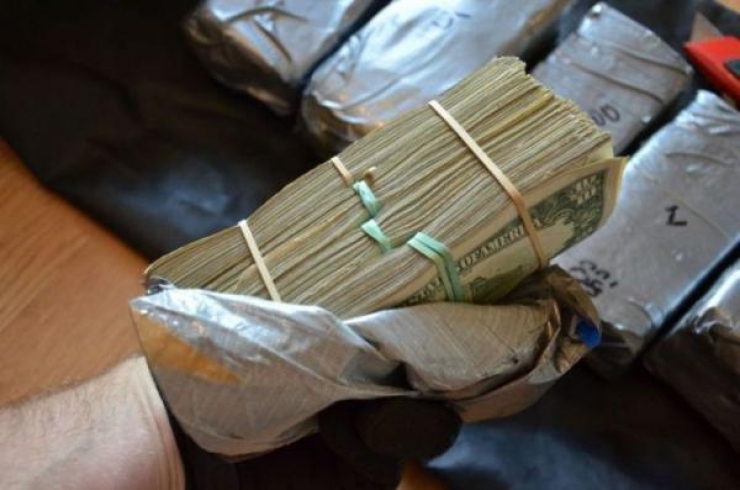 Illustration de l'article : Alors qu'il voulait r&eacute;parer la vitre, il a fait une surprenante d&eacute;couverte dans la porti&egrave;re!