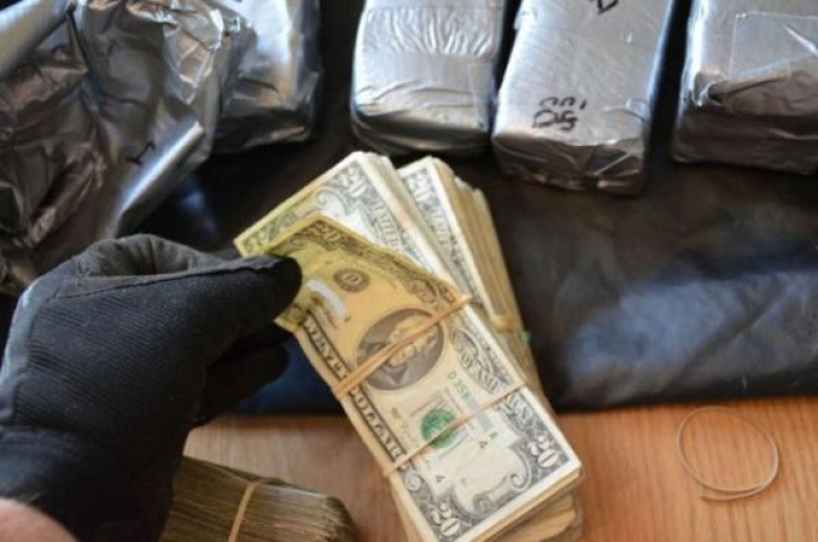 Illustration de l'article : Alors qu'il voulait r&eacute;parer la vitre, il a fait une surprenante d&eacute;couverte dans la porti&egrave;re!