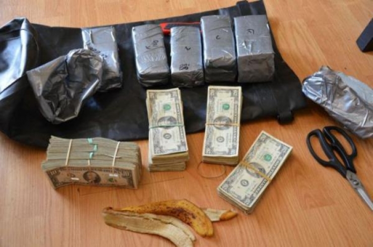 Illustration de l'article : Alors qu'il voulait r&eacute;parer la vitre, il a fait une surprenante d&eacute;couverte dans la porti&egrave;re!