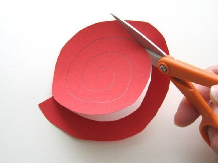 Illustration de l'article : DIY : fabriquer une couronne de roses rouges en forme de coeur