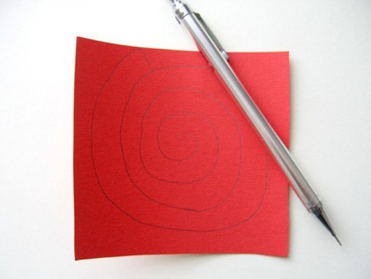 Illustration de l'article : DIY : fabriquer une couronne de roses rouges en forme de coeur